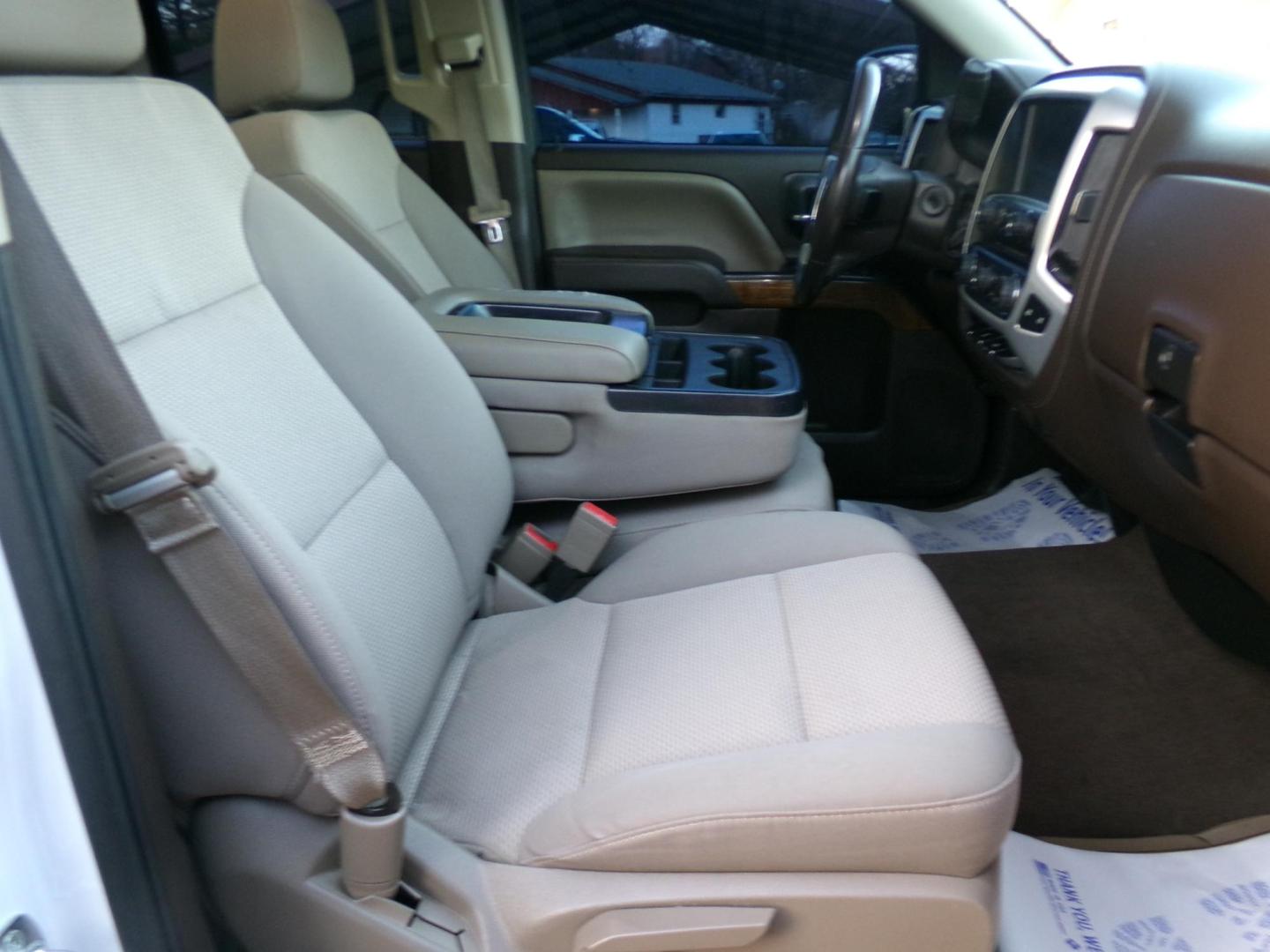 2016 Olympic White /tan GMC Sierra 1500 SLE Double Cab 4WD (1GTV2MEHXGZ) with an 4.3L V6 OHV 12V engine, 6A transmission, located at 401 First NE, Bearden, AR, 71720, (870) 687-3414, 33.726528, -92.611519 - Photo#19