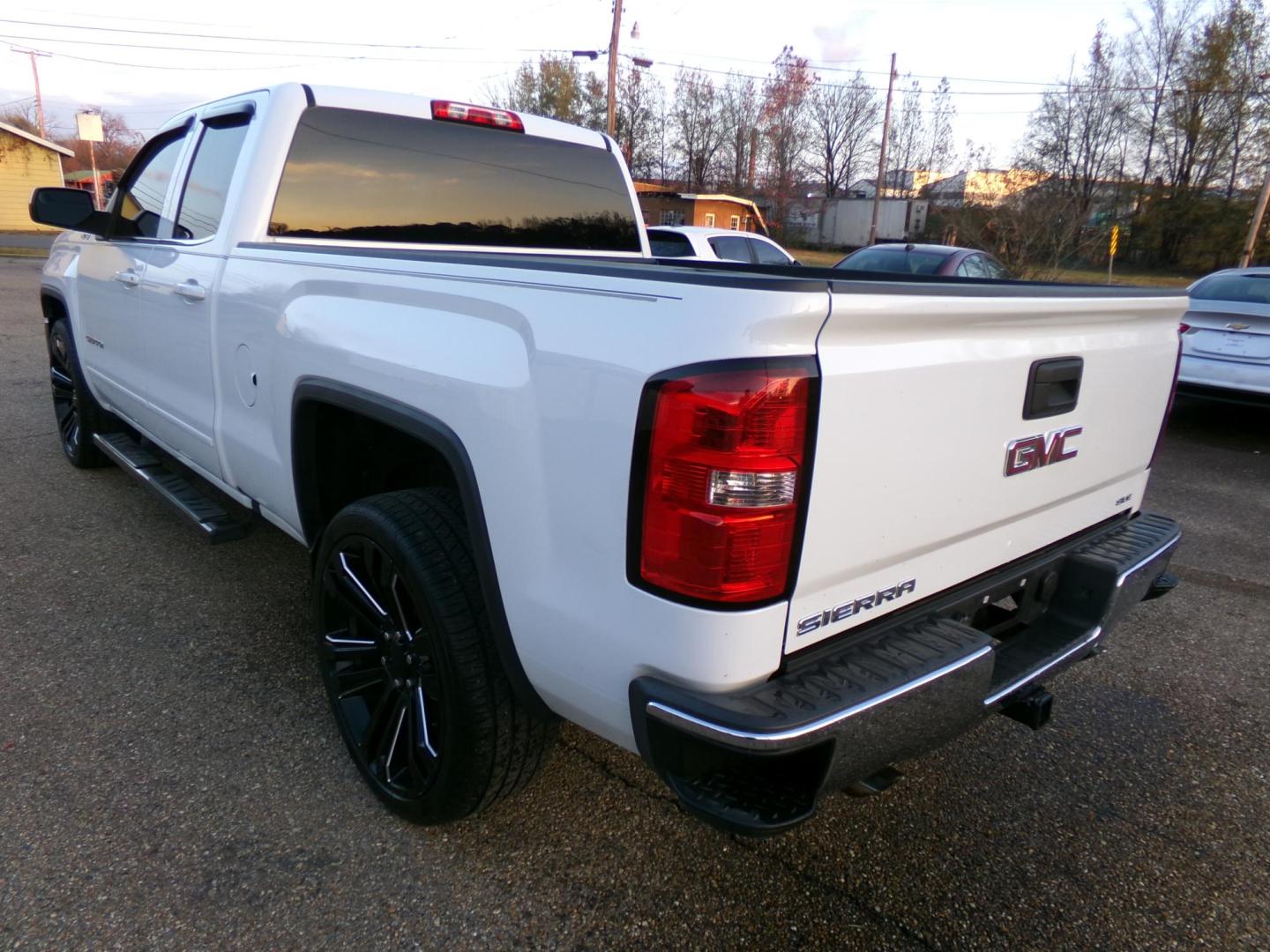 2016 Olympic White /tan GMC Sierra 1500 SLE Double Cab 4WD (1GTV2MEHXGZ) with an 4.3L V6 OHV 12V engine, 6A transmission, located at 401 First NE, Bearden, AR, 71720, (870) 687-3414, 33.726528, -92.611519 - Photo#2