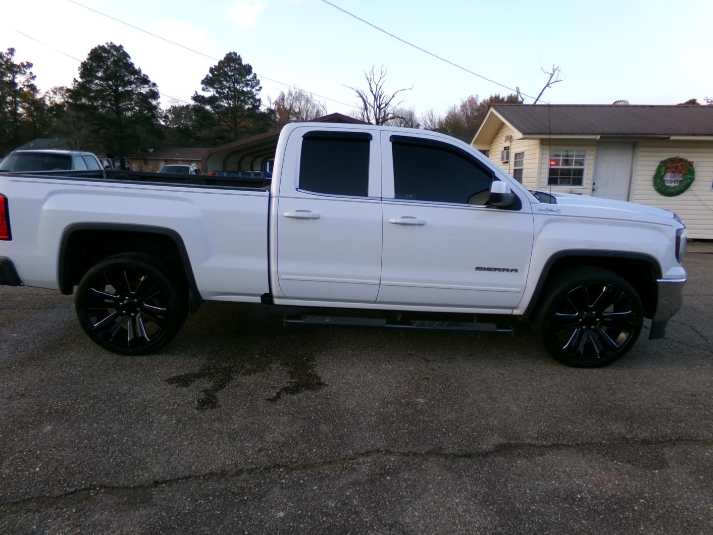 2016 Olympic White /tan GMC Sierra 1500 SLE Double Cab 4WD (1GTV2MEHXGZ) with an 4.3L V6 OHV 12V engine, 6A transmission, located at 401 First NE, Bearden, AR, 71720, (870) 687-3414, 33.726528, -92.611519 - Photo#22