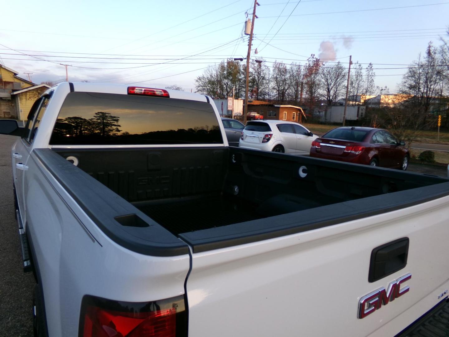 2016 Olympic White /tan GMC Sierra 1500 SLE Double Cab 4WD (1GTV2MEHXGZ) with an 4.3L V6 OHV 12V engine, 6A transmission, located at 401 First NE, Bearden, AR, 71720, (870) 687-3414, 33.726528, -92.611519 - Photo#3