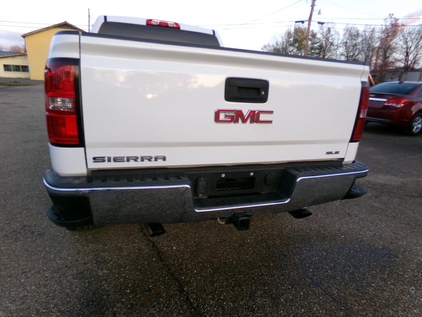 2016 Olympic White /tan GMC Sierra 1500 SLE Double Cab 4WD (1GTV2MEHXGZ) with an 4.3L V6 OHV 12V engine, 6A transmission, located at 401 First NE, Bearden, AR, 71720, (870) 687-3414, 33.726528, -92.611519 - Photo#4