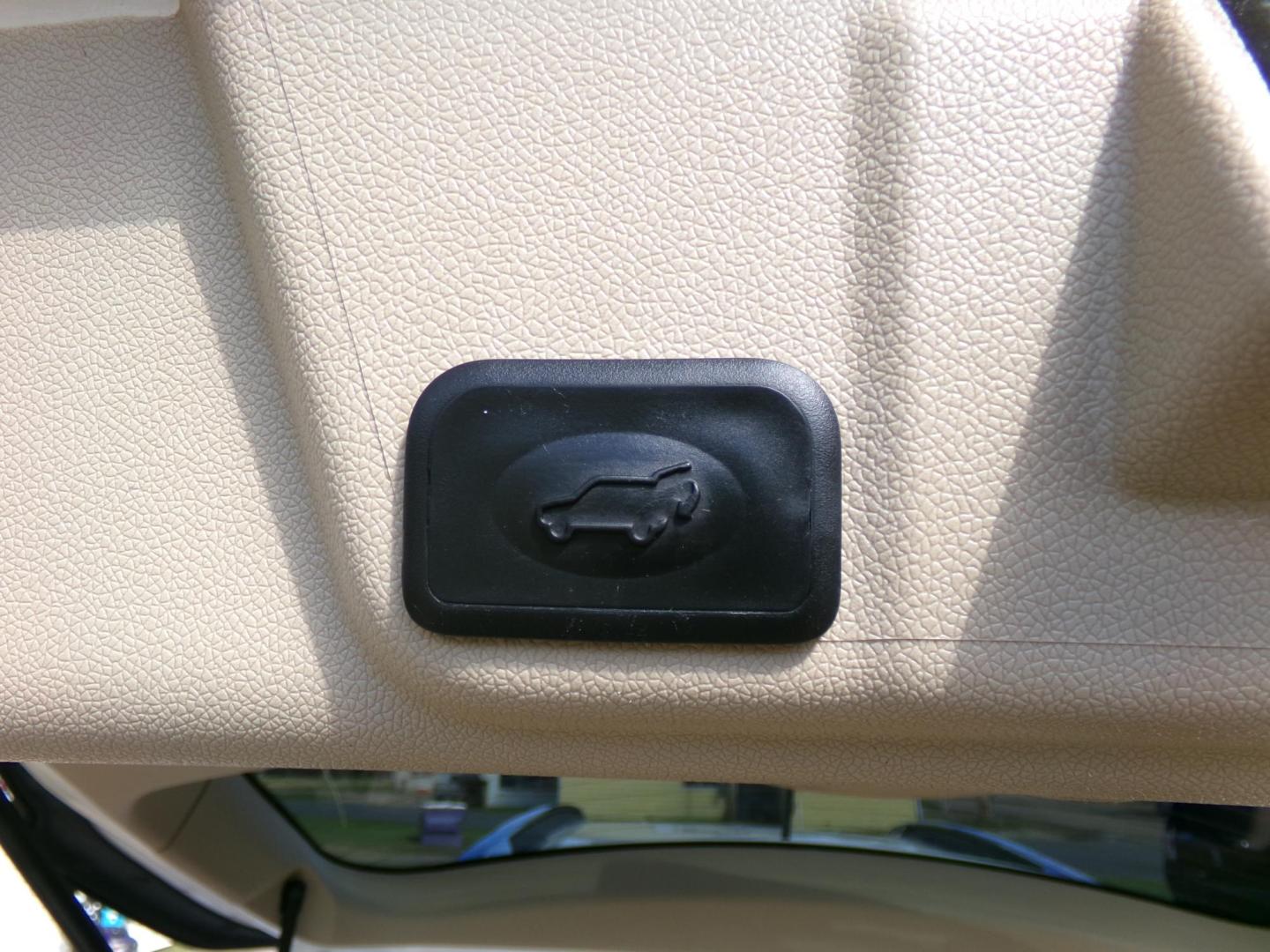 2012 White Diamond Pearl /Tan Buick Enclave Premium AWD (5GAKVDED1CJ) with an 3.6L V6 DOHC 24V engine, 6-Speed Automatic Overdrive transmission, located at 401 First NE, Bearden, AR, 71720, (870) 687-3414, 33.726528, -92.611519 - Photo#5