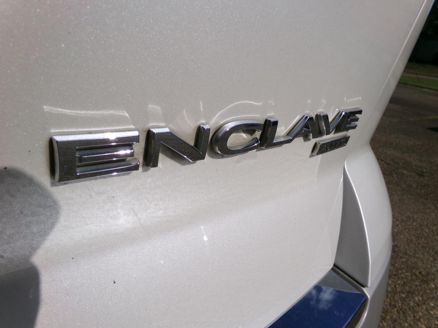 2012 White Diamond Pearl /Tan Buick Enclave Premium AWD (5GAKVDED1CJ) with an 3.6L V6 DOHC 24V engine, 6-Speed Automatic Overdrive transmission, located at 401 First NE, Bearden, AR, 71720, (870) 687-3414, 33.726528, -92.611519 - Photo#6