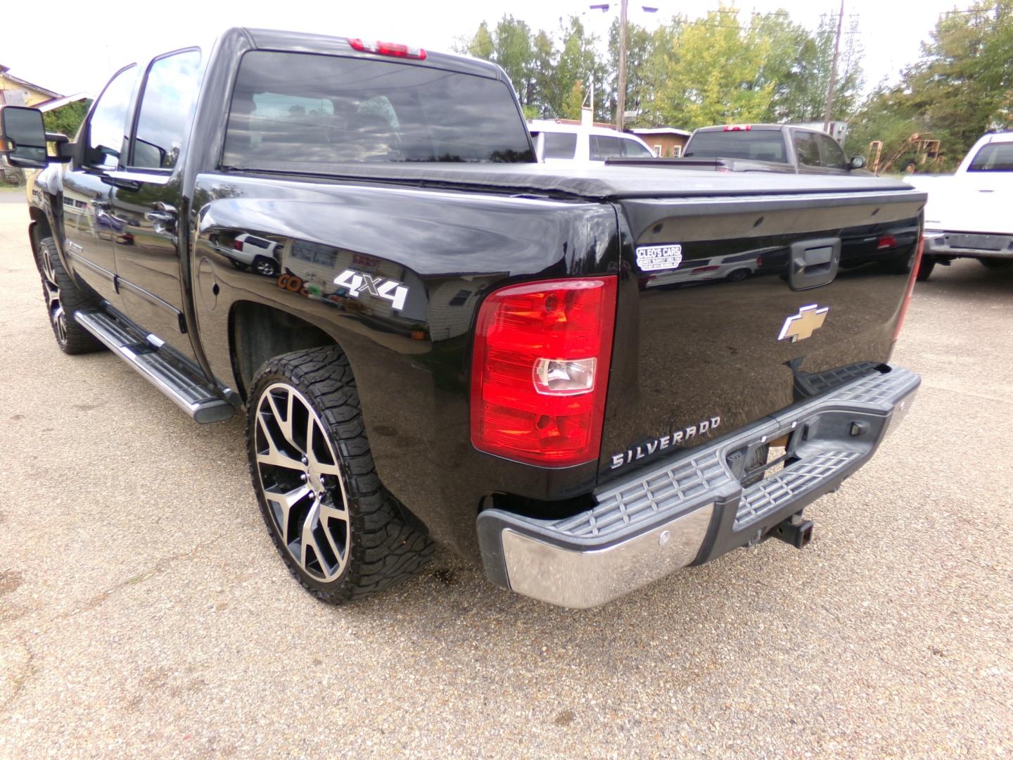2010 Black /Tan Chevrolet Silverado 1500 LTZ Crew Cab 4WD (3GCRKTE31AG) with an 5.3L V8 OHV 16V FFV engine, 4-Speed Automatic transmission, located at 400 First NW, Bearden, AR, 71720, (870) 687-3414, 0.000000, 0.000000- Photo#2