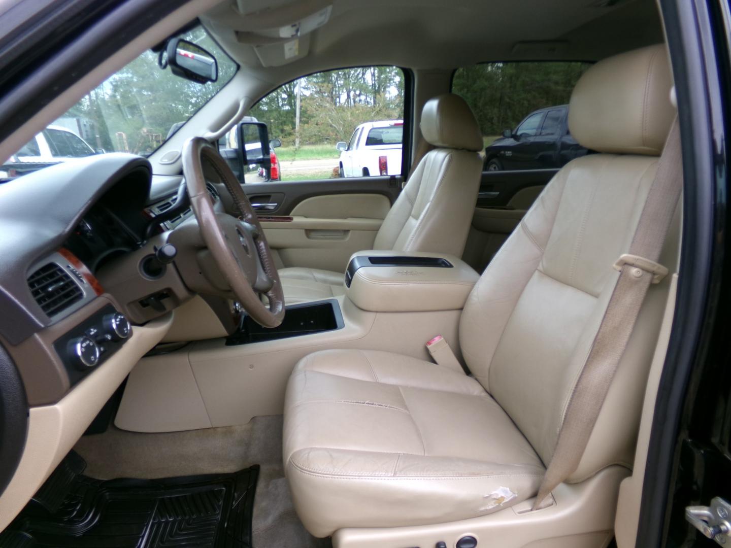 2010 Black /Tan Chevrolet Silverado 1500 LTZ Crew Cab 4WD (3GCRKTE31AG) with an 5.3L V8 OHV 16V FFV engine, 4-Speed Automatic transmission, located at 400 First NW, Bearden, AR, 71720, (870) 687-3414, 0.000000, 0.000000- Photo#7