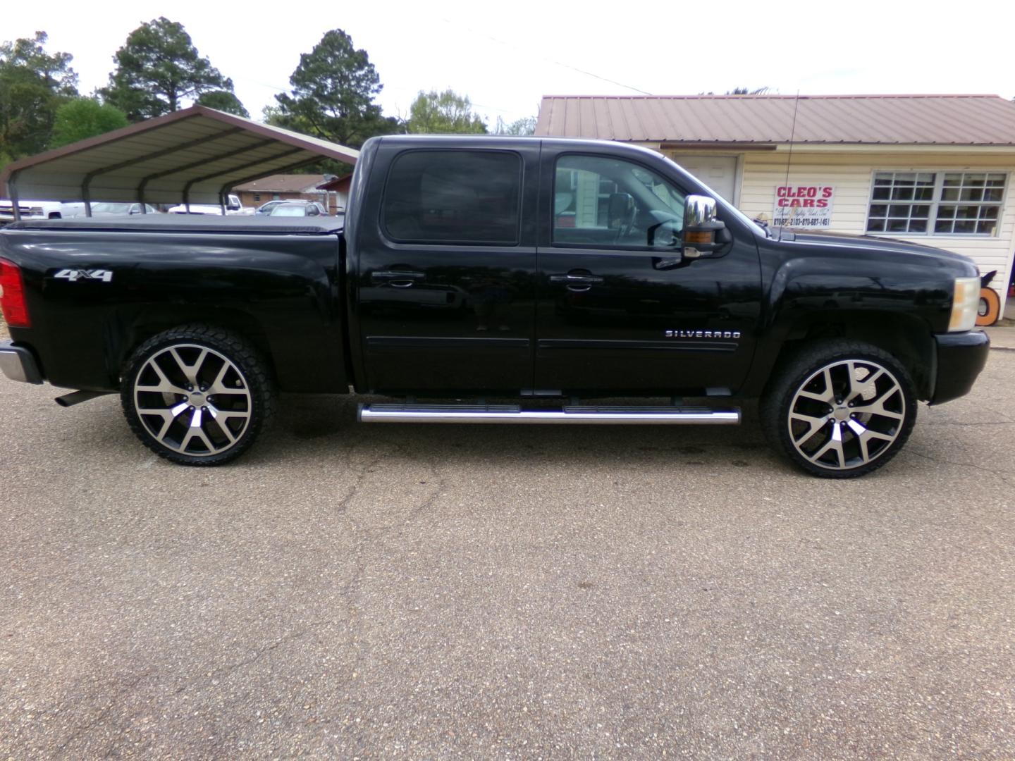 2010 Black /Tan Chevrolet Silverado 1500 LTZ Crew Cab 4WD (3GCRKTE31AG) with an 5.3L V8 OHV 16V FFV engine, 4-Speed Automatic transmission, located at 400 First NW, Bearden, AR, 71720, (870) 687-3414, 0.000000, 0.000000- Photo#17