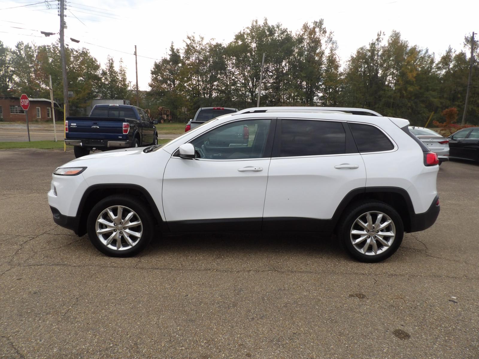 2016 Bright White /Tan Jeep Cherokee Limited FWD (1C4PJLDB5GW) with an 2.4L L4 DOHC 16V engine, 9A transmission, located at 401 First NE, Bearden, AR, 71720, (870) 687-3414, 33.726528, -92.611519 - Photo #1