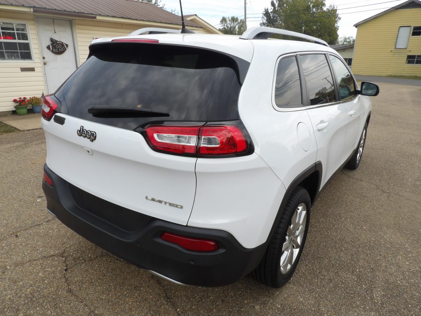 2016 Bright White /Tan Jeep Cherokee Limited FWD (1C4PJLDB5GW) with an 2.4L L4 DOHC 16V engine, 9A transmission, located at 401 First NE, Bearden, AR, 71720, (870) 687-3414, 33.726528, -92.611519 - Photo #23