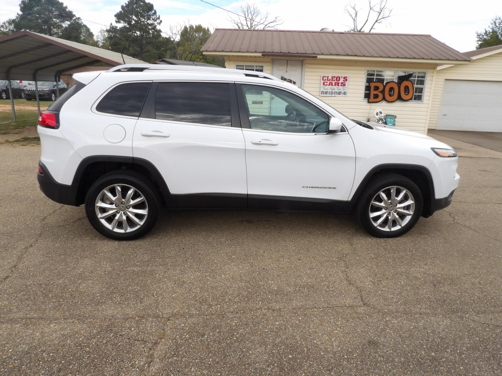 2016 Bright White /Tan Jeep Cherokee Limited FWD (1C4PJLDB5GW) with an 2.4L L4 DOHC 16V engine, 9A transmission, located at 401 First NE, Bearden, AR, 71720, (870) 687-3414, 33.726528, -92.611519 - Photo #24
