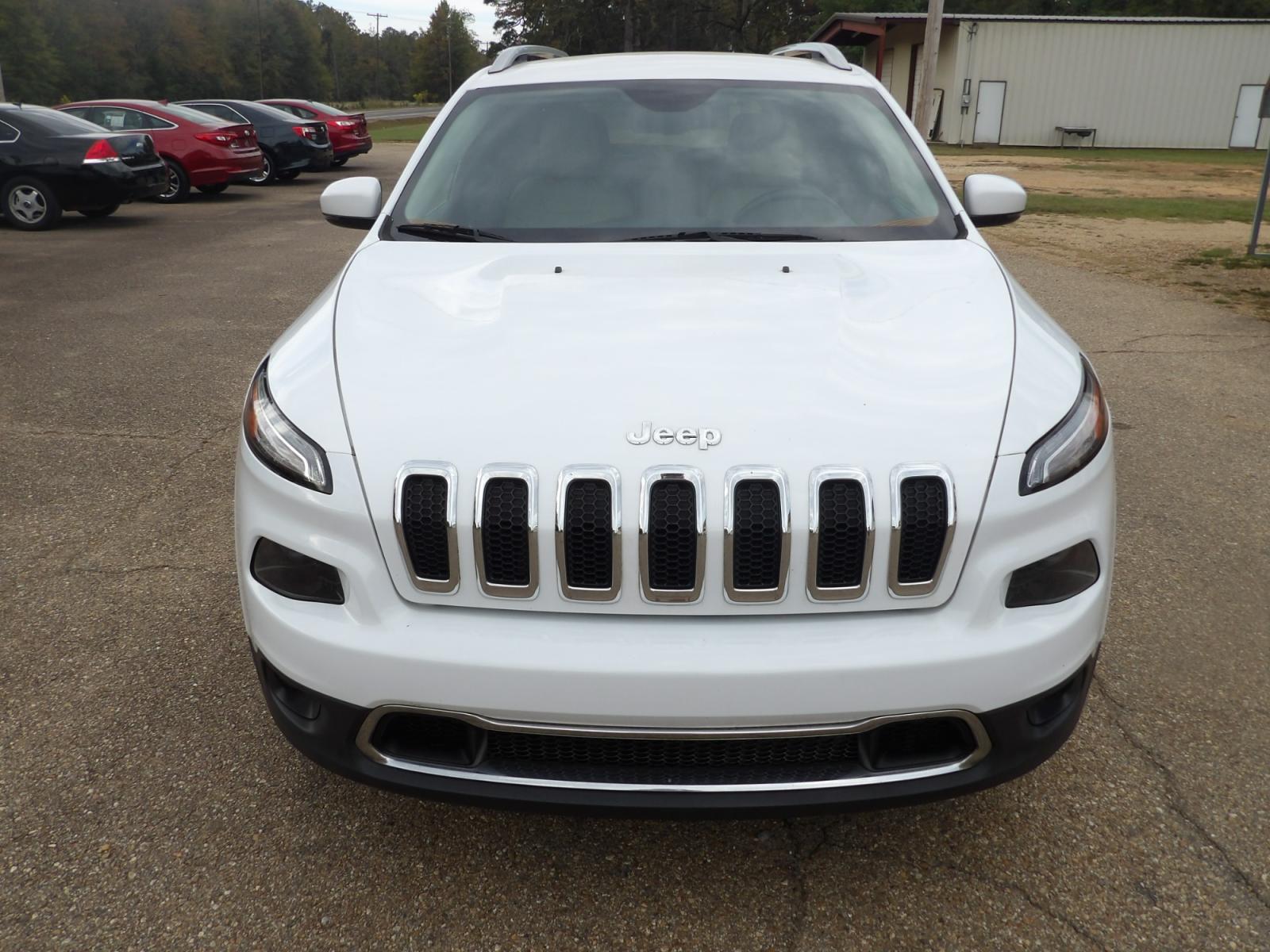 2016 Bright White /Tan Jeep Cherokee Limited FWD (1C4PJLDB5GW) with an 2.4L L4 DOHC 16V engine, 9A transmission, located at 401 First NE, Bearden, AR, 71720, (870) 687-3414, 33.726528, -92.611519 - Photo #25