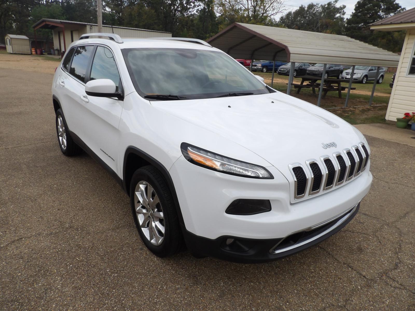 2016 Bright White /Tan Jeep Cherokee Limited FWD (1C4PJLDB5GW) with an 2.4L L4 DOHC 16V engine, 9A transmission, located at 401 First NE, Bearden, AR, 71720, (870) 687-3414, 33.726528, -92.611519 - Photo #26