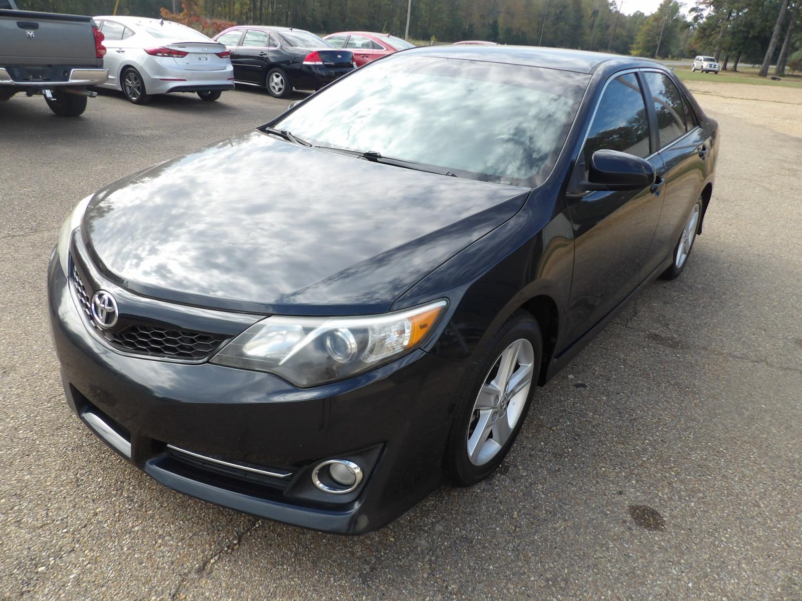 2014 Black /Black Toyota Camry SE (4T1BF1FK4EU) with an 2.5L L4 DOHC 16V engine, 6-Speed Automatic transmission, located at 401 First NE, Bearden, AR, 71720, (870) 687-3414, 33.726528, -92.611519 - Photo #0