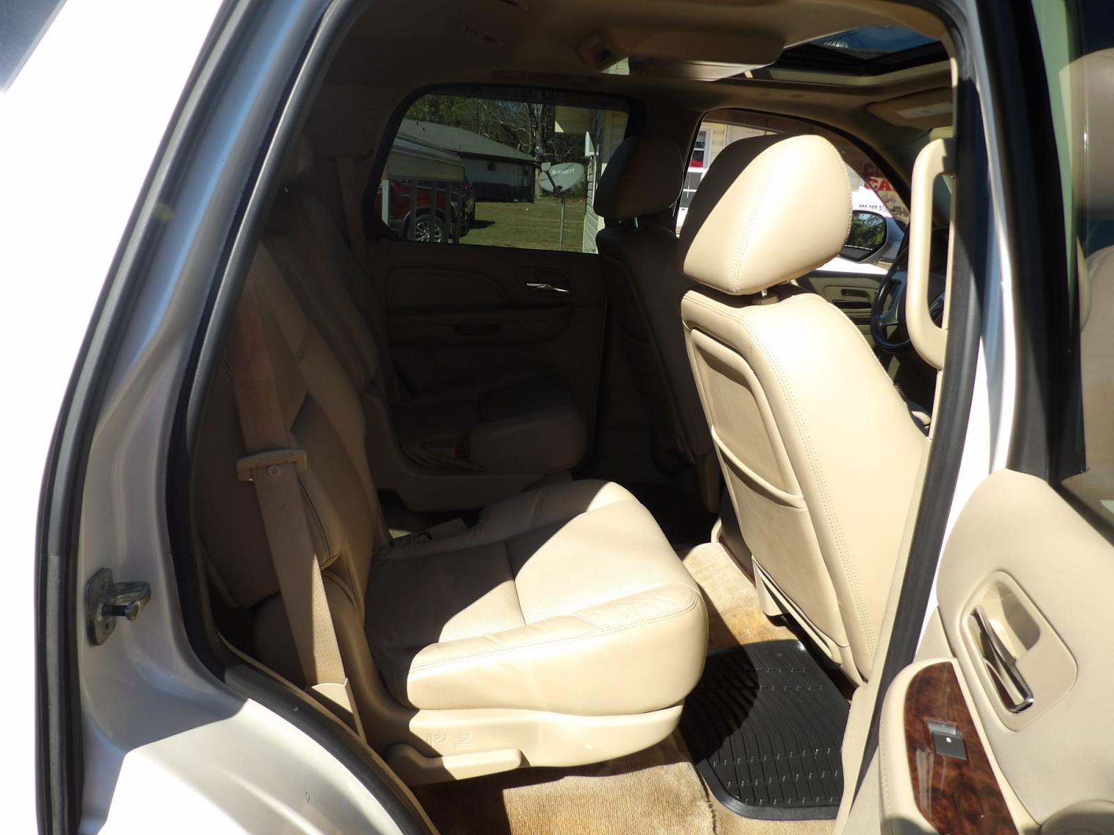 2010 White Diamond Pearl /Tan Cadillac Escalade AWD Luxury (1GYUKBEF5AR) with an 6.2L V8 OHV 16V FFV engine, 6-Speed Automatic transmission, located at 401 First NE, Bearden, AR, 71720, (870) 687-3414, 33.726528, -92.611519 - Photo #18