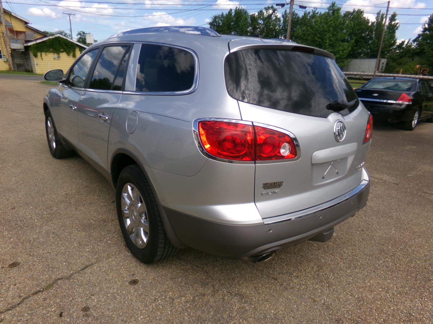 2012 Switchblade Silver /Brown Buick Enclave CXL (5GAKRCED1CJ) with an 3.6L engine, automatic transmission, located at 401 First NE, Bearden, AR, 71720, (870) 687-3414, 33.726528, -92.611519 - Photo#2