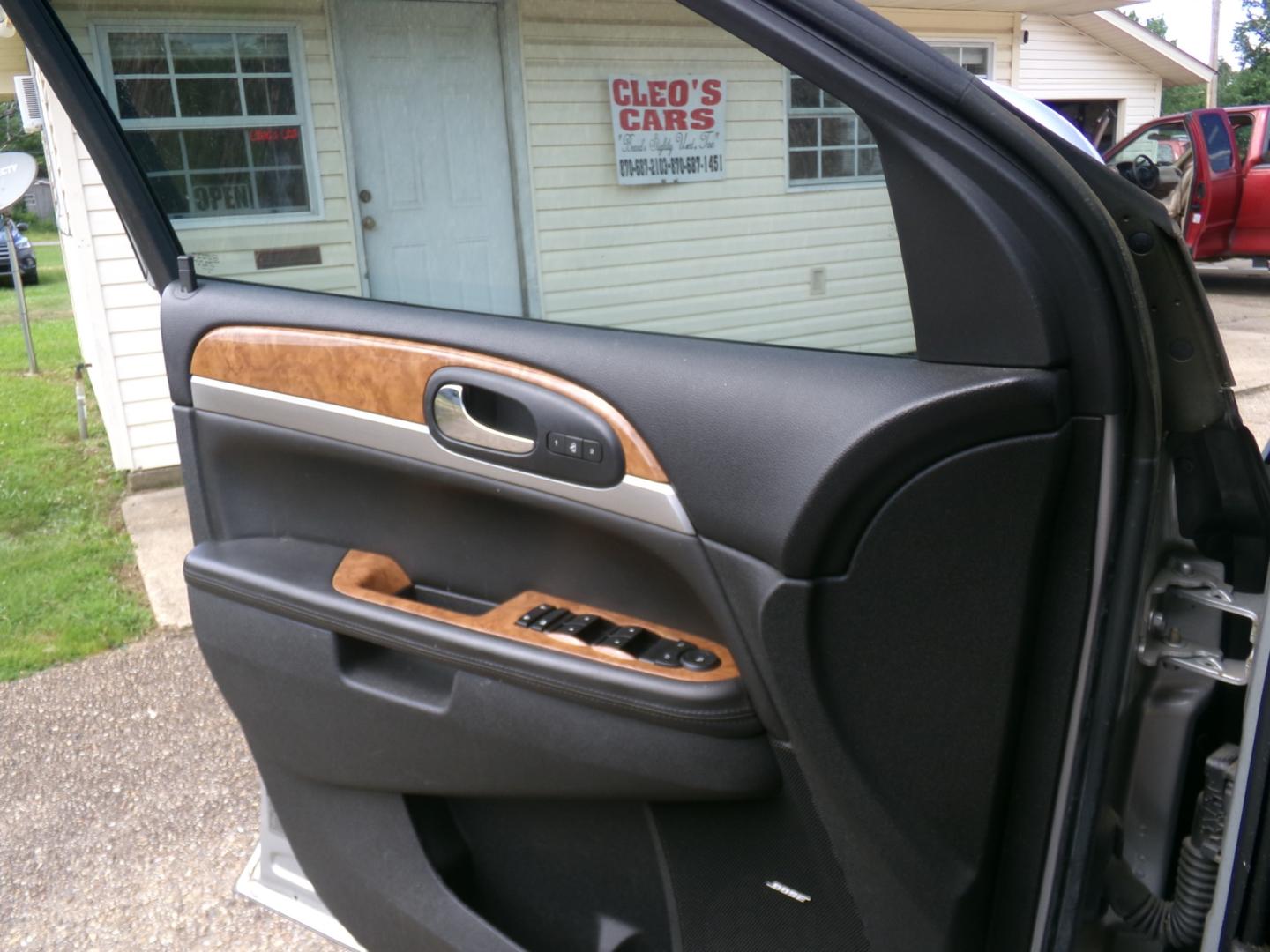 2012 Switchblade Silver /Brown Buick Enclave CXL (5GAKRCED1CJ) with an 3.6L engine, automatic transmission, located at 401 First NE, Bearden, AR, 71720, (870) 687-3414, 33.726528, -92.611519 - Photo#8