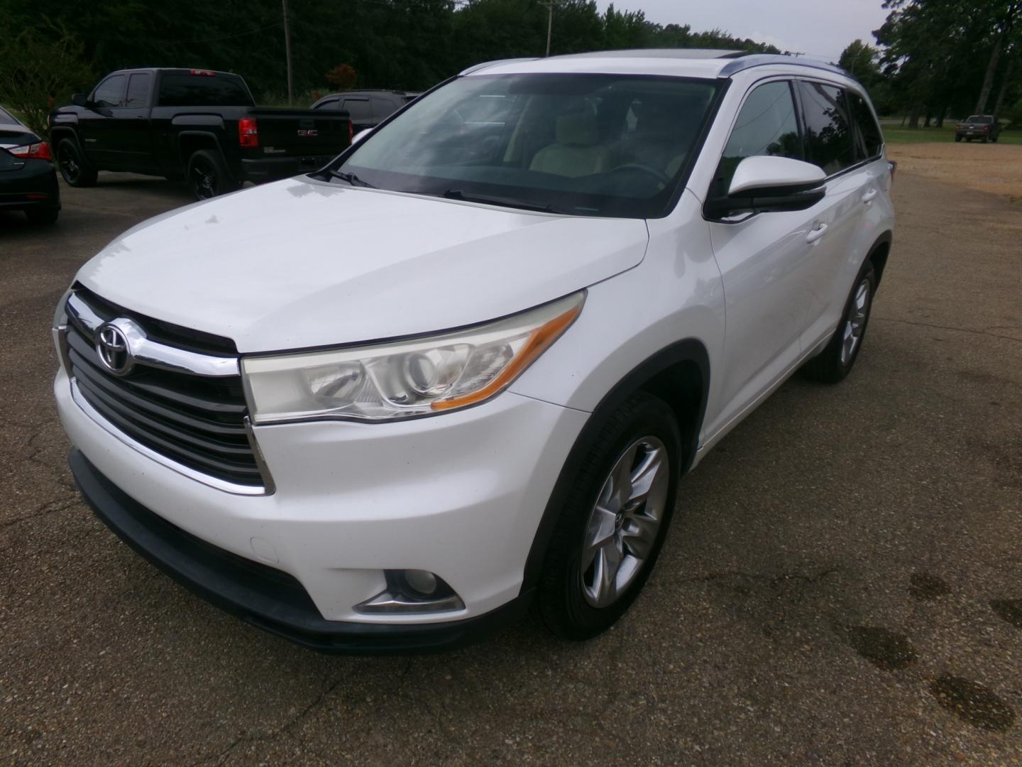 2016 Blizzard Pearl /Tan Toyota Highlander Limited (5TDYKRFH8GS) with an 3.5L V6 engine, automatic transmission, located at 401 First NE, Bearden, AR, 71720, (870) 687-3414, 33.726528, -92.611519 - Photo#0