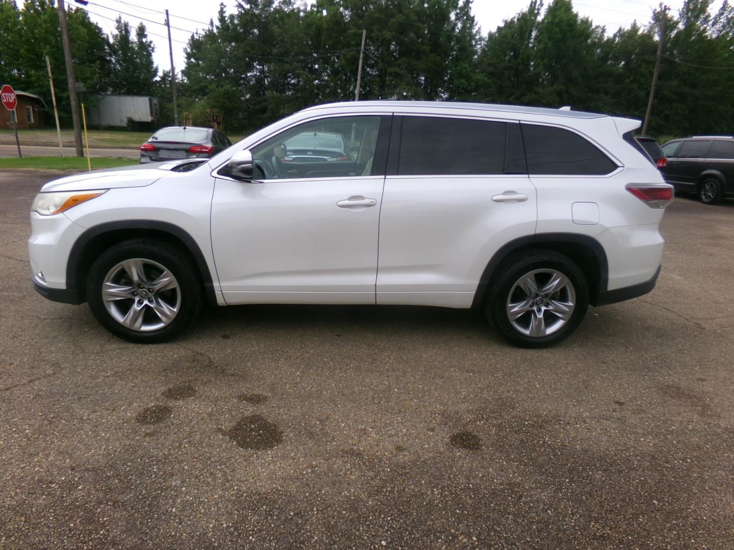 2016 Blizzard Pearl /Tan Toyota Highlander Limited (5TDYKRFH8GS) with an 3.5L V6 engine, automatic transmission, located at 401 First NE, Bearden, AR, 71720, (870) 687-3414, 33.726528, -92.611519 - Photo#1