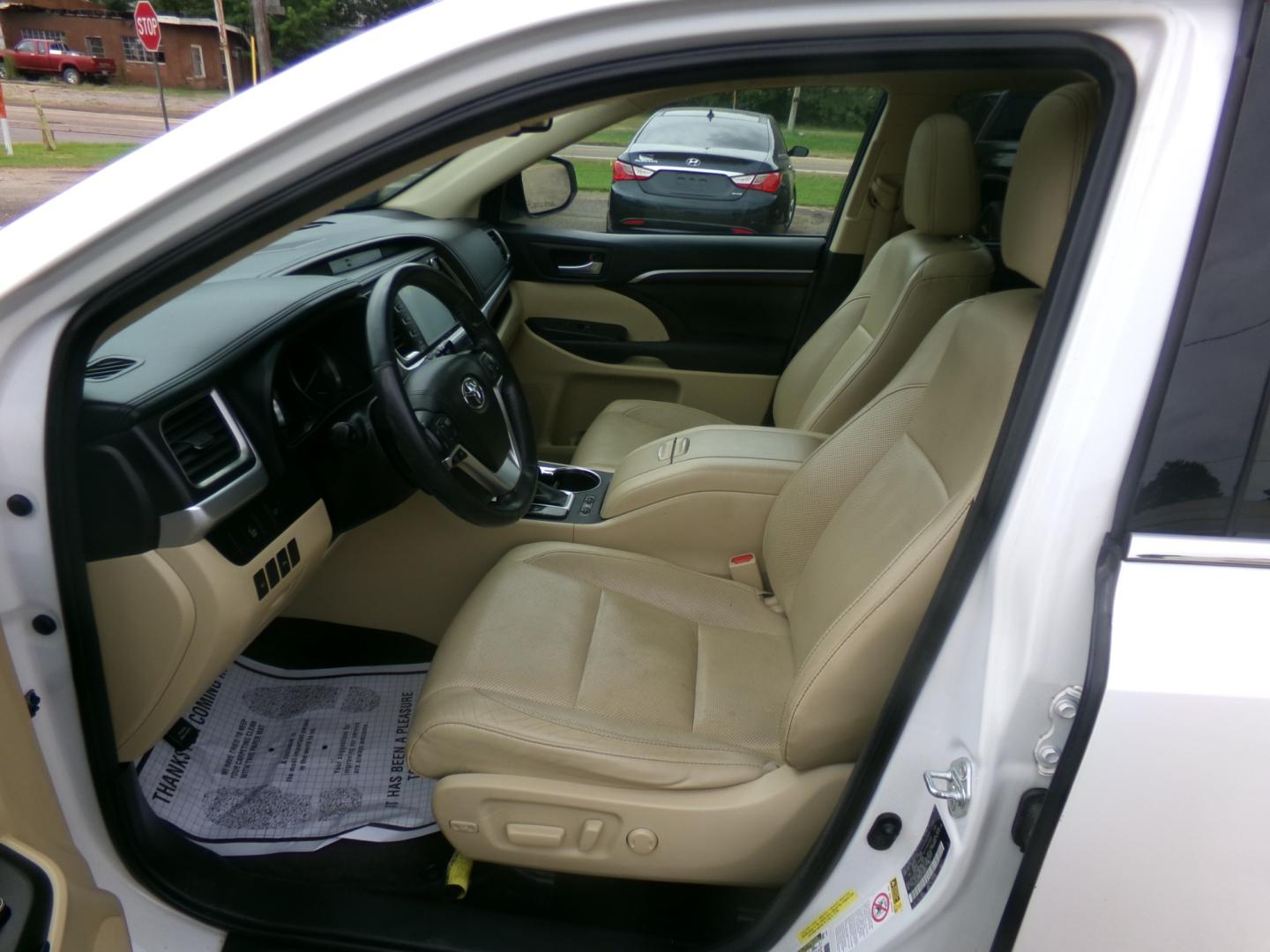 2016 Blizzard Pearl /Tan Toyota Highlander Limited (5TDYKRFH8GS) with an 3.5L V6 engine, automatic transmission, located at 401 First NE, Bearden, AR, 71720, (870) 687-3414, 33.726528, -92.611519 - Photo#10