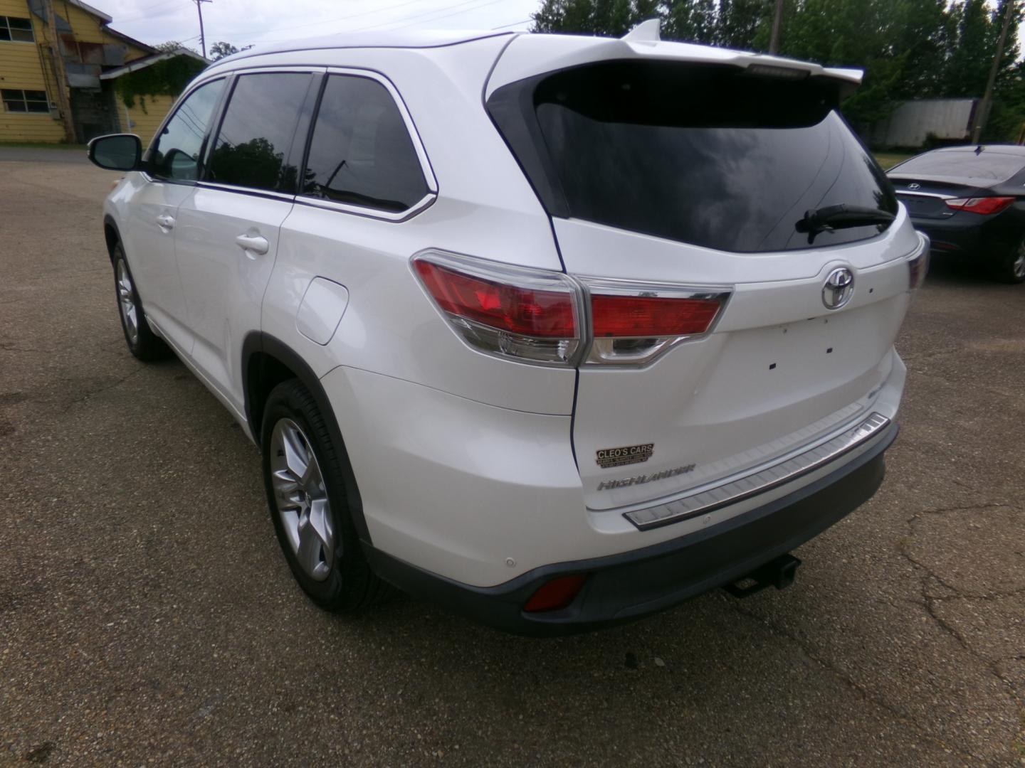 2016 Blizzard Pearl /Tan Toyota Highlander Limited (5TDYKRFH8GS) with an 3.5L V6 engine, automatic transmission, located at 401 First NE, Bearden, AR, 71720, (870) 687-3414, 33.726528, -92.611519 - Photo#2