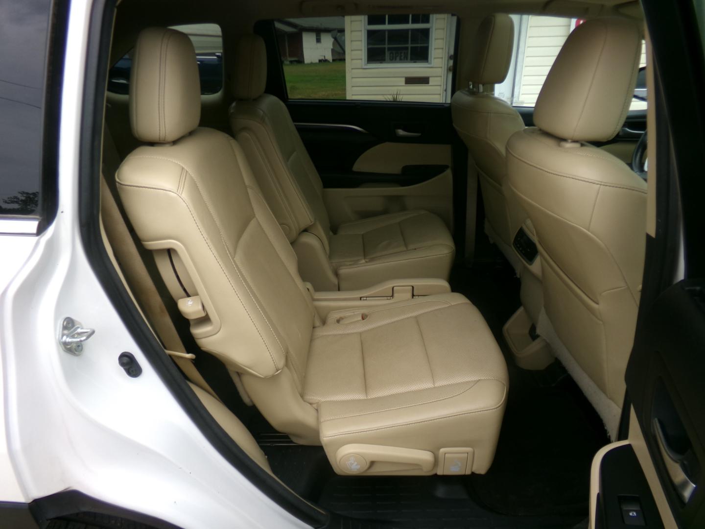 2016 Blizzard Pearl /Tan Toyota Highlander Limited (5TDYKRFH8GS) with an 3.5L V6 engine, automatic transmission, located at 401 First NE, Bearden, AR, 71720, (870) 687-3414, 33.726528, -92.611519 - Photo#25