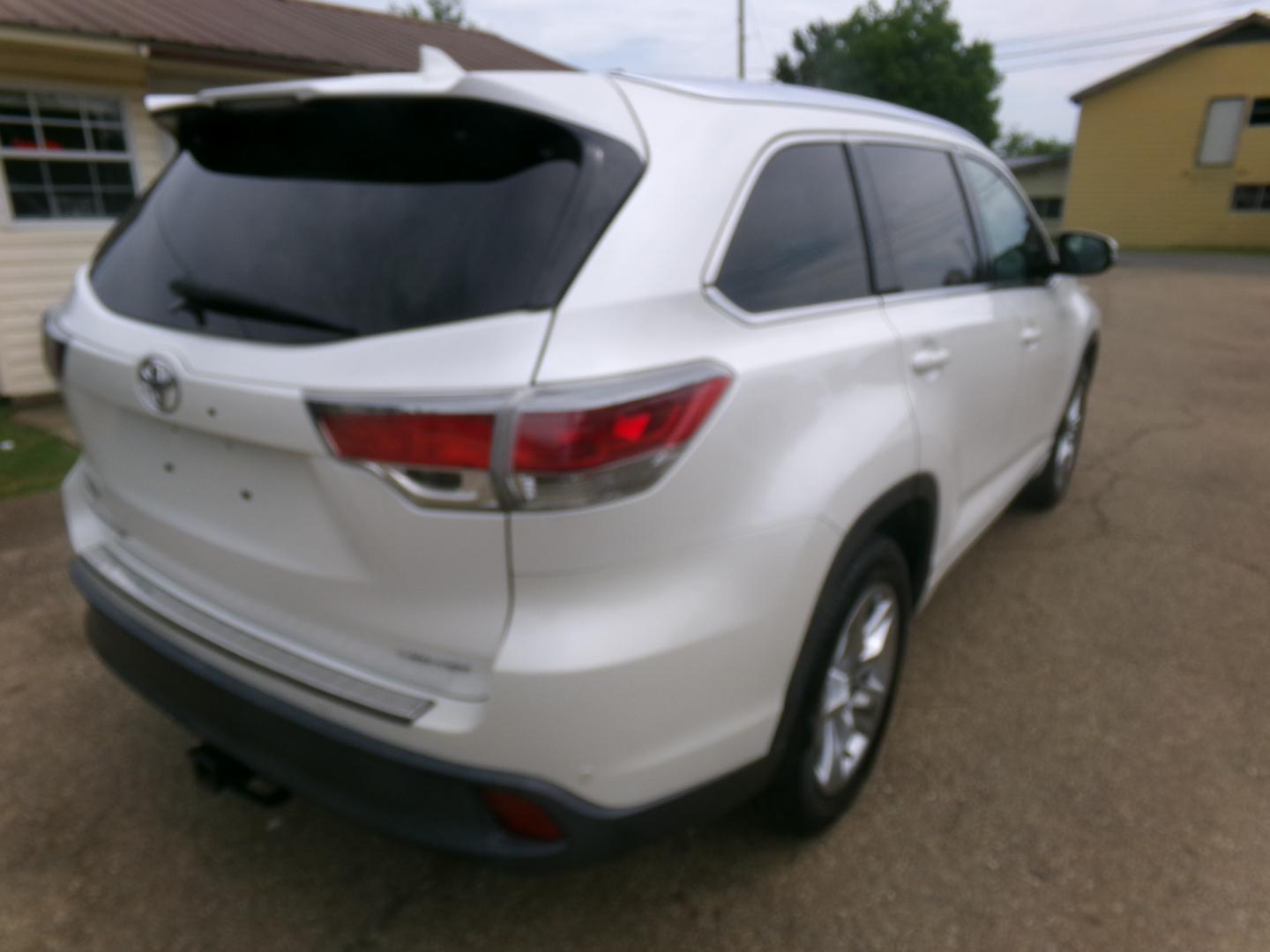 2016 Blizzard Pearl /Tan Toyota Highlander Limited (5TDYKRFH8GS) with an 3.5L V6 engine, automatic transmission, located at 401 First NE, Bearden, AR, 71720, (870) 687-3414, 33.726528, -92.611519 - Photo#31