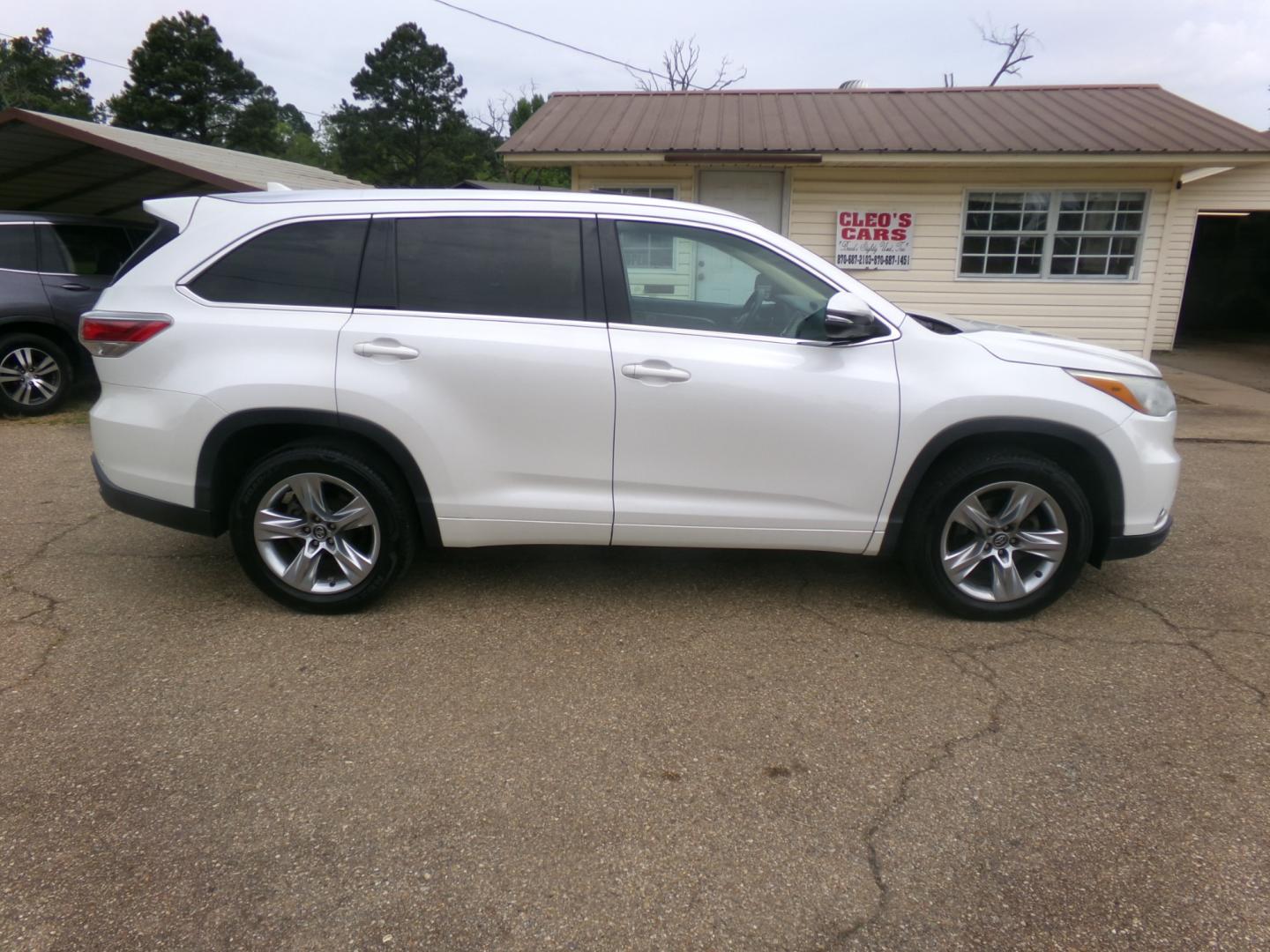 2016 Blizzard Pearl /Tan Toyota Highlander Limited (5TDYKRFH8GS) with an 3.5L V6 engine, automatic transmission, located at 401 First NE, Bearden, AR, 71720, (870) 687-3414, 33.726528, -92.611519 - Photo#32