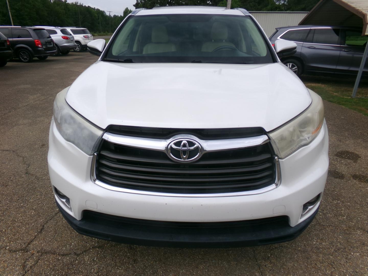 2016 Blizzard Pearl /Tan Toyota Highlander Limited (5TDYKRFH8GS) with an 3.5L V6 engine, automatic transmission, located at 401 First NE, Bearden, AR, 71720, (870) 687-3414, 33.726528, -92.611519 - Photo#33