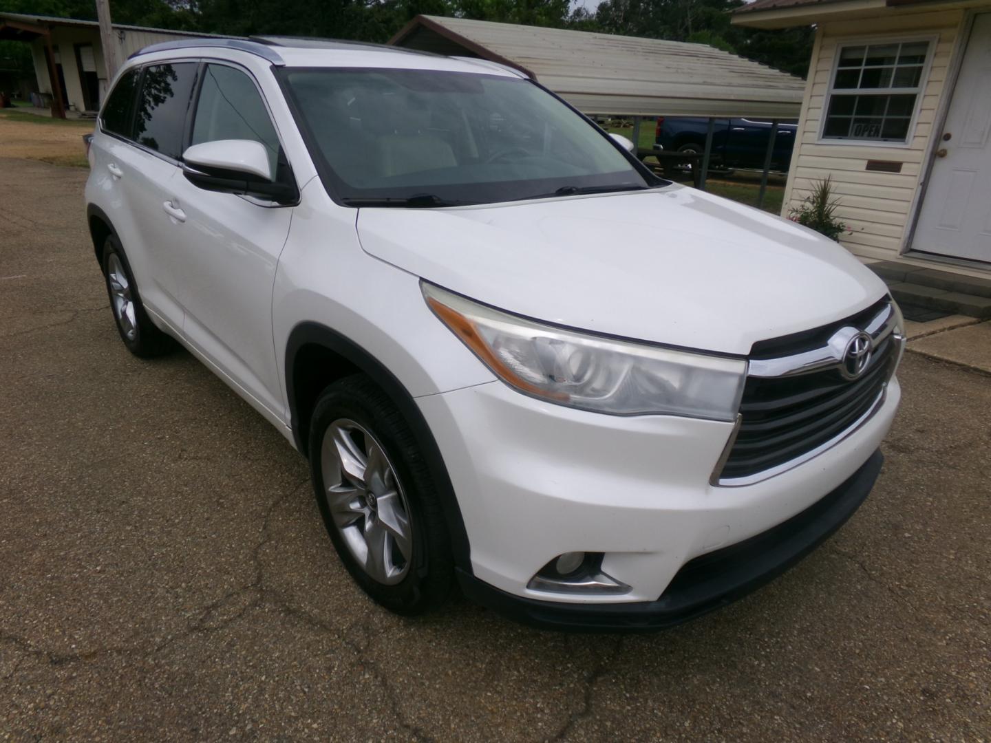 2016 Blizzard Pearl /Tan Toyota Highlander Limited (5TDYKRFH8GS) with an 3.5L V6 engine, automatic transmission, located at 401 First NE, Bearden, AR, 71720, (870) 687-3414, 33.726528, -92.611519 - Photo#34
