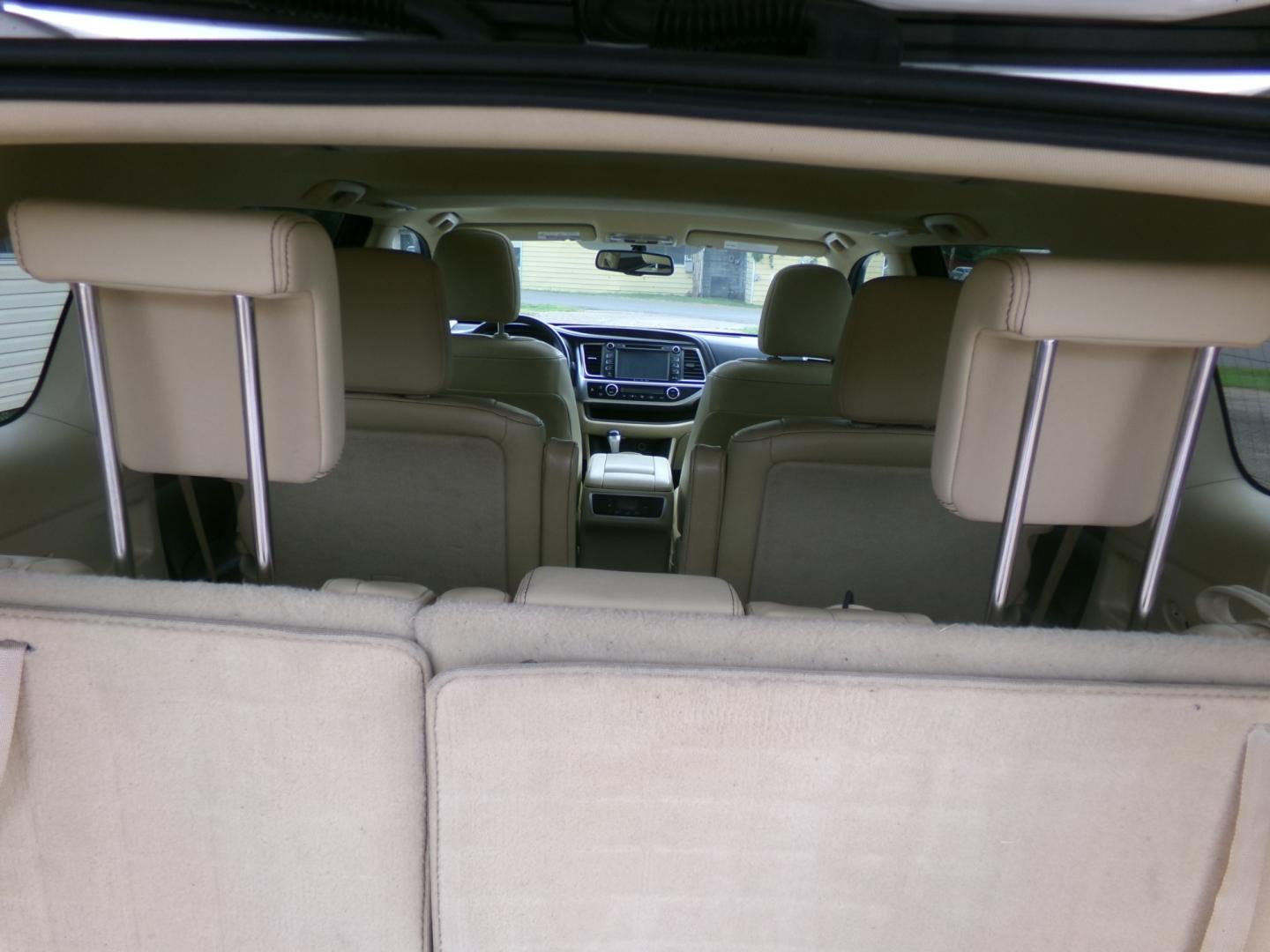 2016 Blizzard Pearl /Tan Toyota Highlander Limited (5TDYKRFH8GS) with an 3.5L V6 engine, automatic transmission, located at 401 First NE, Bearden, AR, 71720, (870) 687-3414, 33.726528, -92.611519 - Photo#4