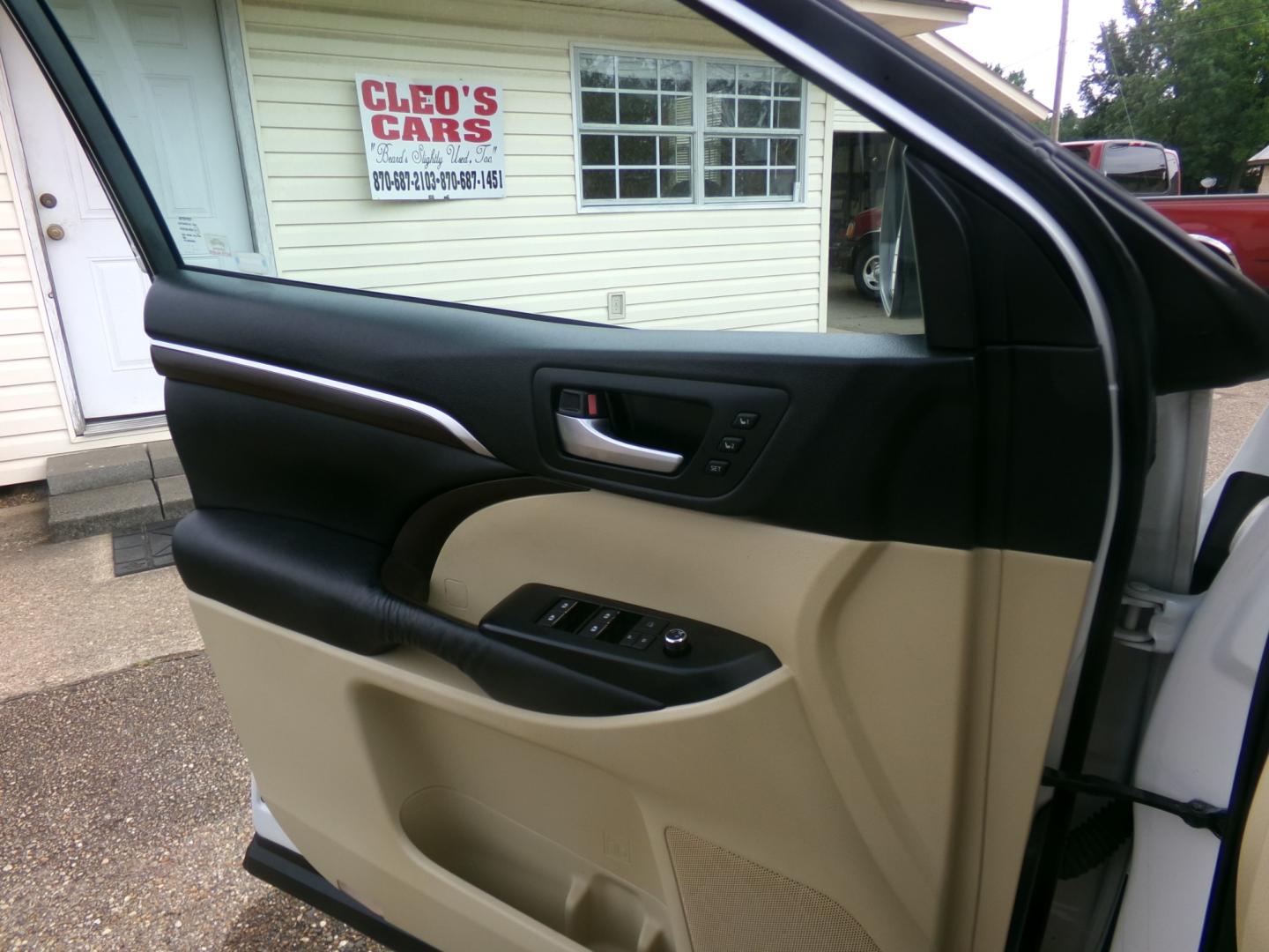 2016 Blizzard Pearl /Tan Toyota Highlander Limited (5TDYKRFH8GS) with an 3.5L V6 engine, automatic transmission, located at 401 First NE, Bearden, AR, 71720, (870) 687-3414, 33.726528, -92.611519 - Photo#9
