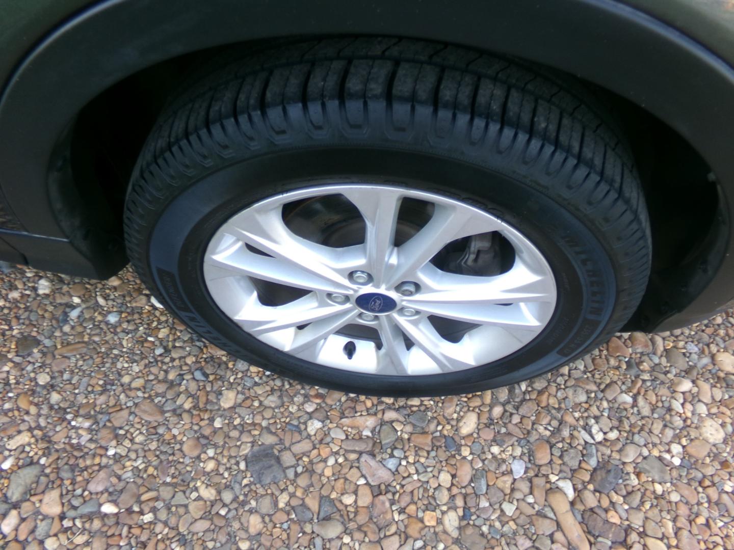 2017 Sterling Gray Metallic /Gray Ford Escape SE (1FMCU0GD6HU) with an 1.6L Ecoboost engine, automatic transmission, located at 401 First NE, Bearden, AR, 71720, (870) 687-3414, 33.726528, -92.611519 - Photo#4