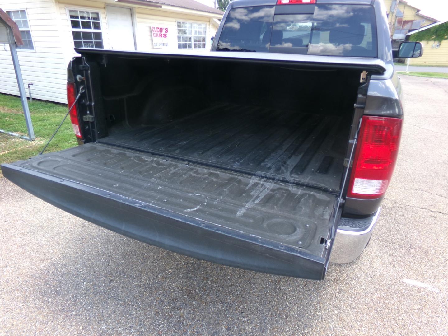 2016 Granite Crystal Metallic /Gray RAM 1500 SLT Big Horn Edition (3C6RR7LT2GG) with an 5.7L Hemi V8 engine, 8-speed automatic transmission, located at 401 First NE, Bearden, AR, 71720, (870) 687-3414, 33.726528, -92.611519 - Photo#3