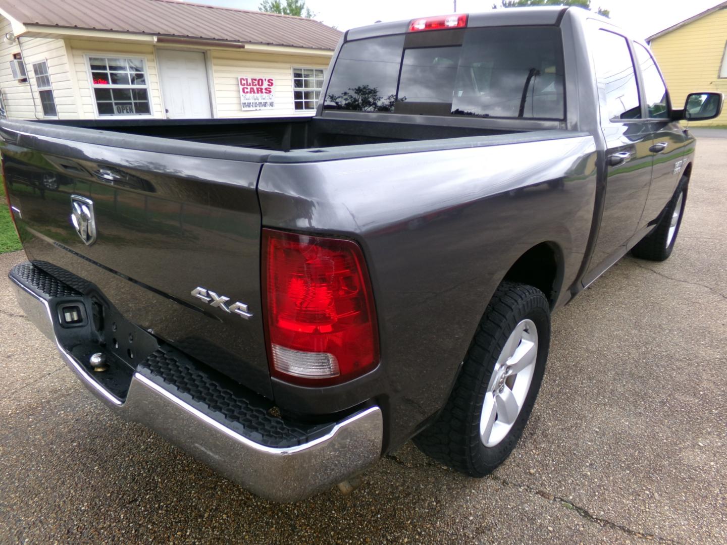 2018 Granite Crystal Metallic /Gray RAM 1500 SLT (1C6RR7LT2JS) with an 5.3L V8 engine, Automatic transmission, located at 401 First NE, Bearden, AR, 71720, (870) 687-3414, 33.726528, -92.611519 - Photo#24