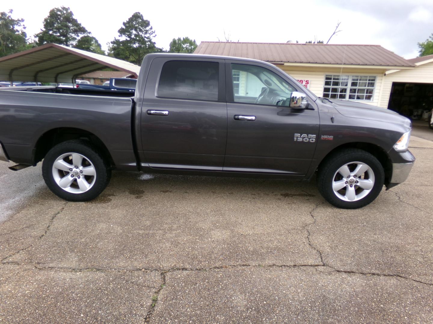 2018 Granite Crystal Metallic /Gray RAM 1500 SLT (1C6RR7LT2JS) with an 5.3L V8 engine, Automatic transmission, located at 401 First NE, Bearden, AR, 71720, (870) 687-3414, 33.726528, -92.611519 - Photo#25