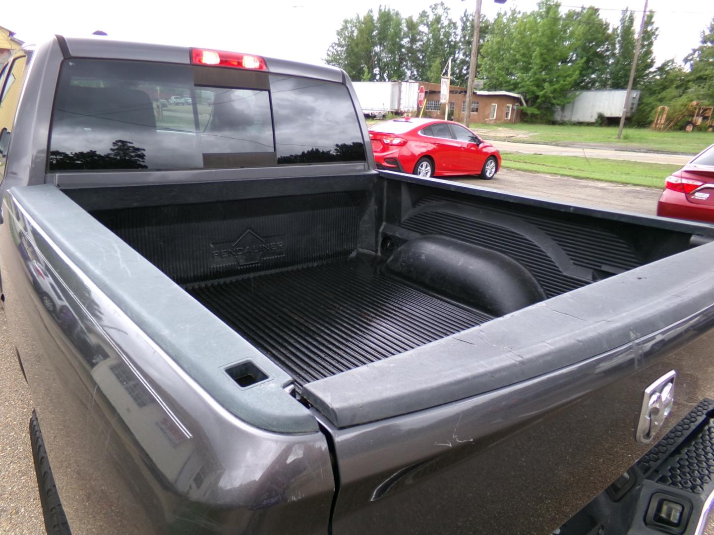 2018 Granite Crystal Metallic /Gray RAM 1500 SLT (1C6RR7LT2JS) with an 5.3L V8 engine, Automatic transmission, located at 401 First NE, Bearden, AR, 71720, (870) 687-3414, 33.726528, -92.611519 - Photo#3