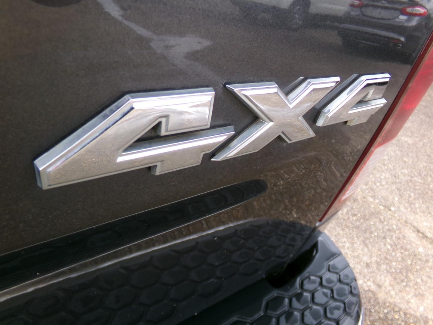 2018 Granite Crystal Metallic /Gray RAM 1500 SLT (1C6RR7LT2JS) with an 5.3L V8 engine, Automatic transmission, located at 401 First NE, Bearden, AR, 71720, (870) 687-3414, 33.726528, -92.611519 - Photo#4