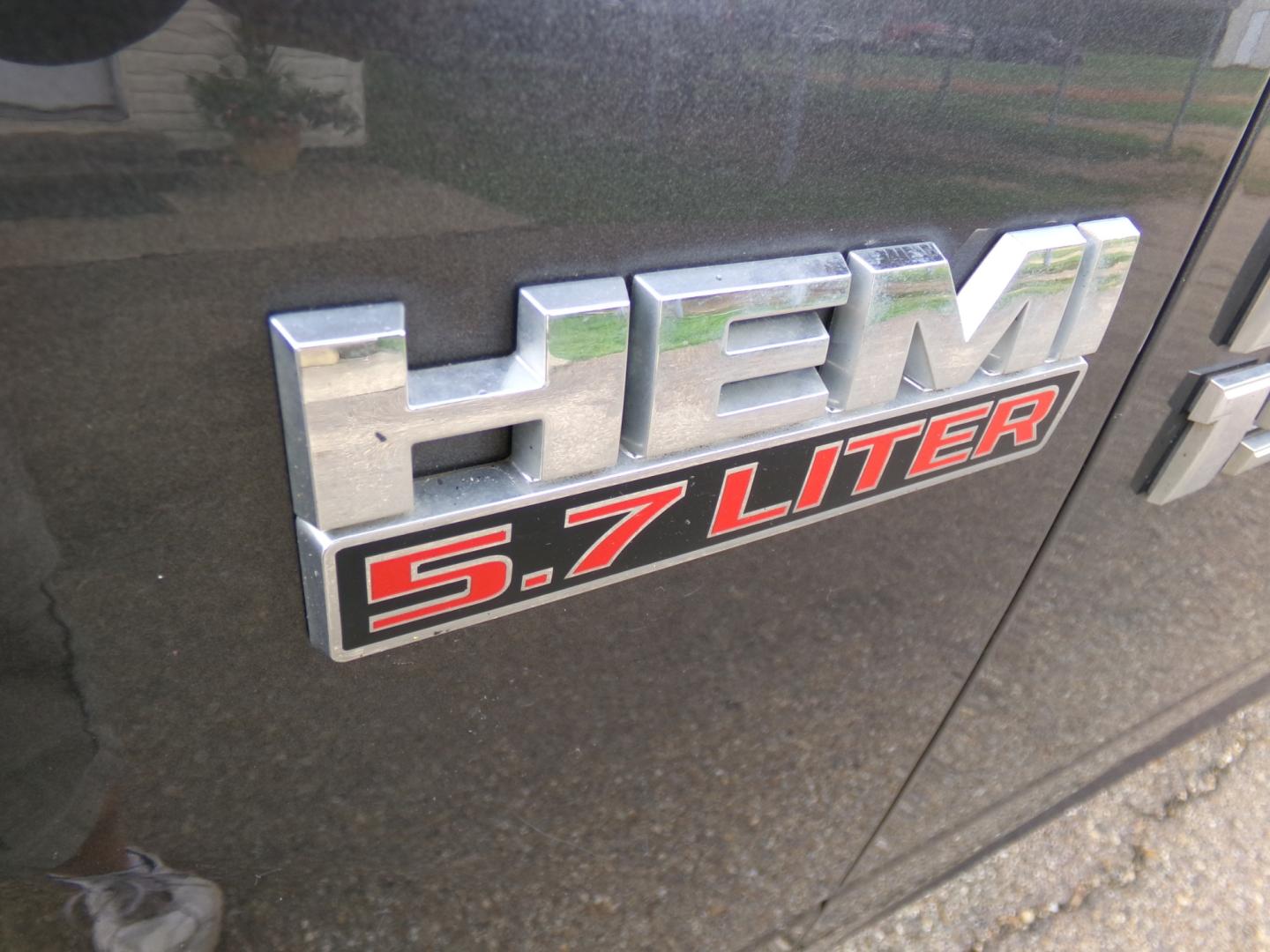 2018 Granite Crystal Metallic /Gray RAM 1500 SLT (1C6RR7LT2JS) with an 5.3L V8 engine, Automatic transmission, located at 401 First NE, Bearden, AR, 71720, (870) 687-3414, 33.726528, -92.611519 - Photo#8