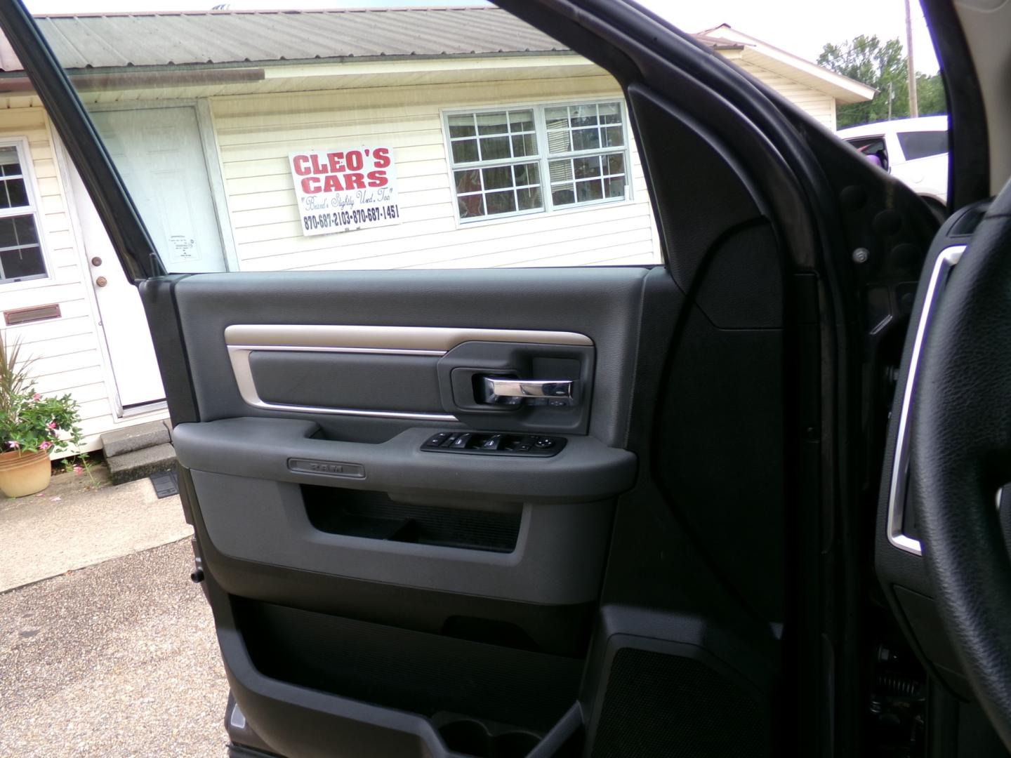 2018 Granite Crystal Metallic /Gray RAM 1500 SLT (1C6RR7LT2JS) with an 5.3L V8 engine, Automatic transmission, located at 401 First NE, Bearden, AR, 71720, (870) 687-3414, 33.726528, -92.611519 - Photo#9
