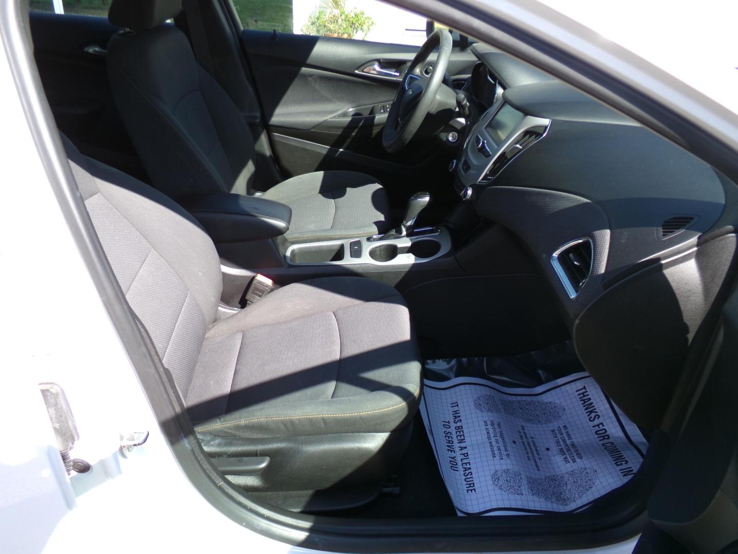 2018 /Charcoal Chevrolet Cruze LS Auto (1G1BC5SM4J7) with an 1.4L L4 DOHC 16V TURBO engine, 6A transmission, located at 401 First NE, Bearden, AR, 71720, (870) 687-3414, 33.726528, -92.611519 - CARFAX-CERTIFIED ONE OWNER! ONLY 80K MILES! - Photo#17