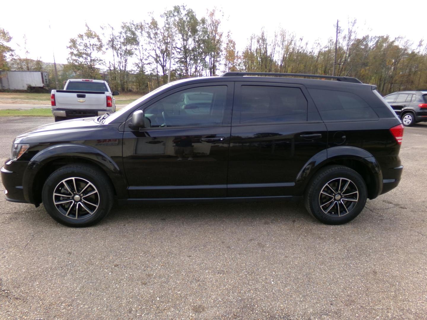 2017 Black /Black Dodge Journey SE (3C4PDCAB9HT) with an 2.4L L4 DOHC 16V engine, 4A transmission, located at 401 First NE, Bearden, AR, 71720, (870) 687-3414, 33.726528, -92.611519 - Photo#1