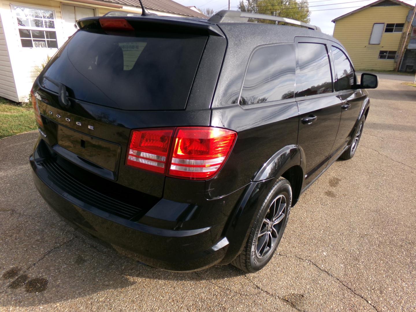 2017 Black /Black Dodge Journey SE (3C4PDCAB9HT) with an 2.4L L4 DOHC 16V engine, 4A transmission, located at 401 First NE, Bearden, AR, 71720, (870) 687-3414, 33.726528, -92.611519 - Photo#17
