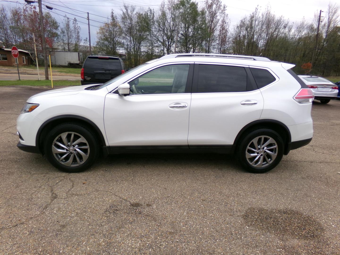 2014 Moonlight White Tri-coat /Cream Nissan Rogue S AWD (5N1AT2MV3EC) with an 2.5L L4 DOHC 16V engine, Continuously Variable Transmission transmission, located at 401 First NE, Bearden, AR, 71720, (870) 687-3414, 33.726528, -92.611519 - Photo#1