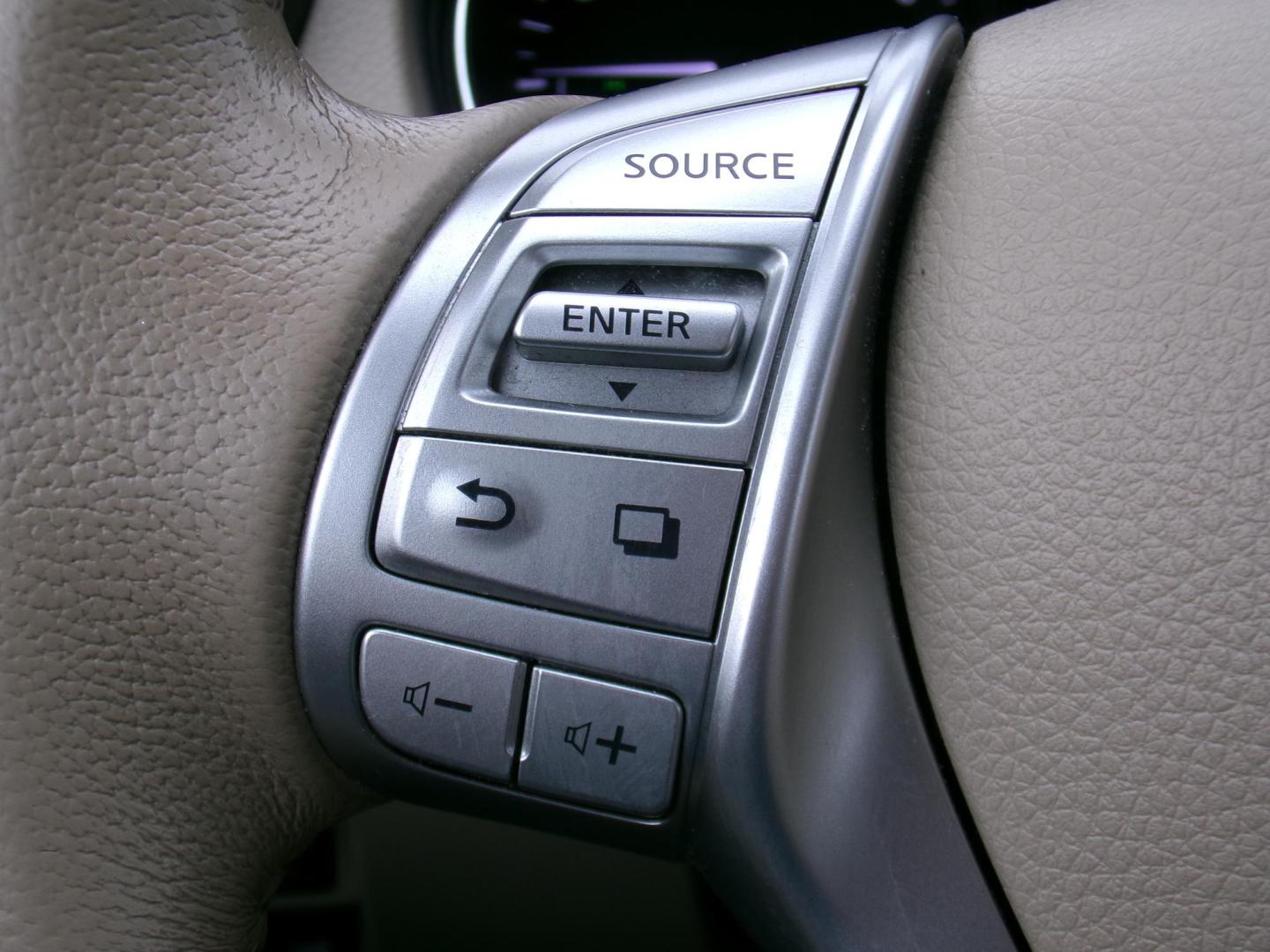 2014 Moonlight White Tri-coat /Cream Nissan Rogue S AWD (5N1AT2MV3EC) with an 2.5L L4 DOHC 16V engine, Continuously Variable Transmission transmission, located at 401 First NE, Bearden, AR, 71720, (870) 687-3414, 33.726528, -92.611519 - Photo#14
