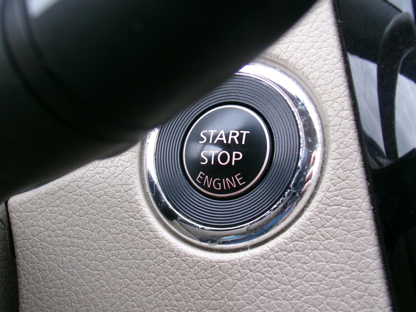 2014 Moonlight White Tri-coat /Cream Nissan Rogue S AWD (5N1AT2MV3EC) with an 2.5L L4 DOHC 16V engine, Continuously Variable Transmission transmission, located at 401 First NE, Bearden, AR, 71720, (870) 687-3414, 33.726528, -92.611519 - Photo#17