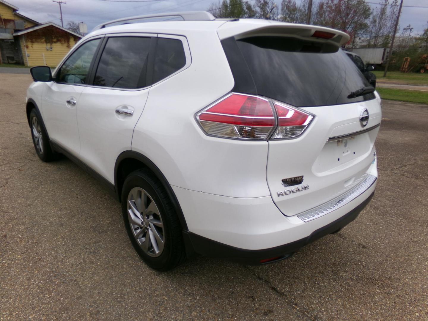 2014 Moonlight White Tri-coat /Cream Nissan Rogue S AWD (5N1AT2MV3EC) with an 2.5L L4 DOHC 16V engine, Continuously Variable Transmission transmission, located at 401 First NE, Bearden, AR, 71720, (870) 687-3414, 33.726528, -92.611519 - Photo#2