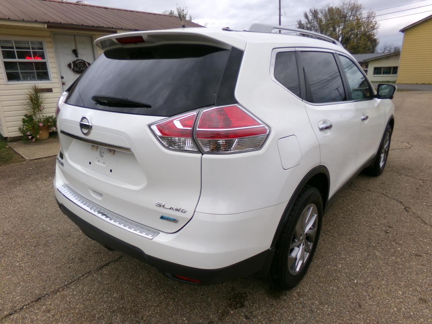 2014 Moonlight White Tri-coat /Cream Nissan Rogue S AWD (5N1AT2MV3EC) with an 2.5L L4 DOHC 16V engine, Continuously Variable Transmission transmission, located at 401 First NE, Bearden, AR, 71720, (870) 687-3414, 33.726528, -92.611519 - Photo#23
