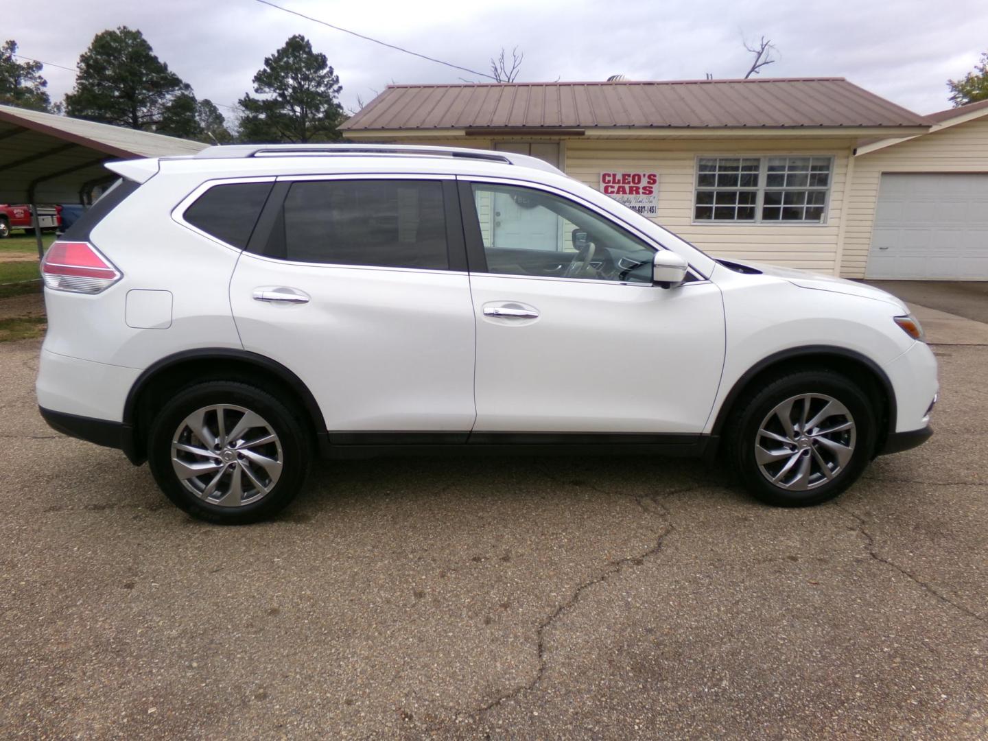 2014 Moonlight White Tri-coat /Cream Nissan Rogue S AWD (5N1AT2MV3EC) with an 2.5L L4 DOHC 16V engine, Continuously Variable Transmission transmission, located at 401 First NE, Bearden, AR, 71720, (870) 687-3414, 33.726528, -92.611519 - Photo#24