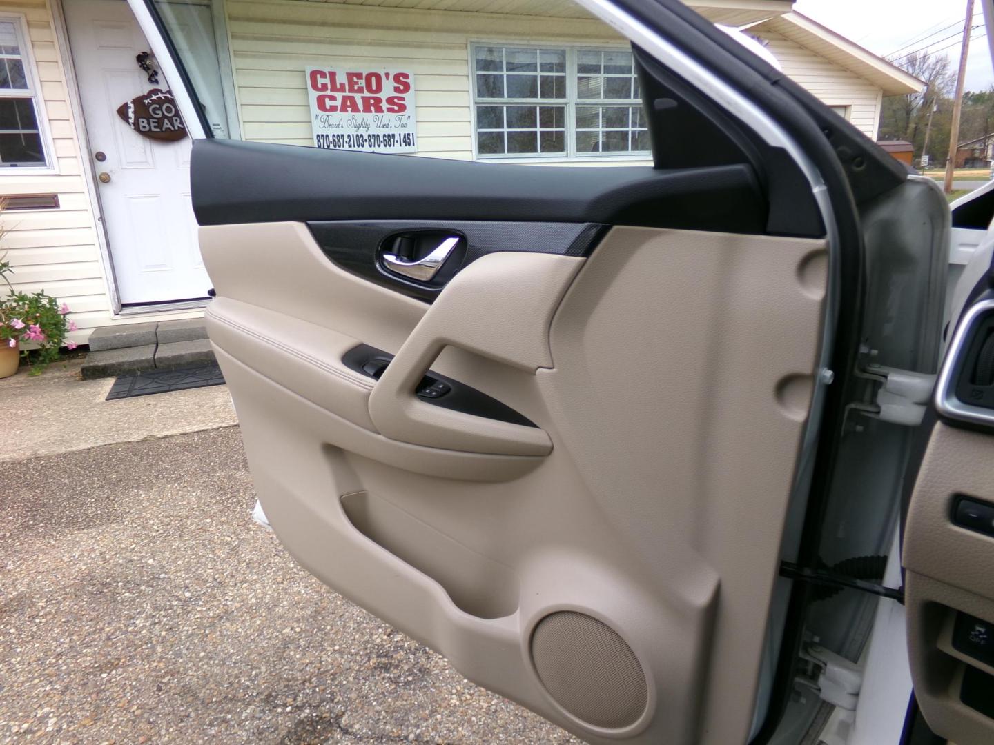 2014 Moonlight White Tri-coat /Cream Nissan Rogue S AWD (5N1AT2MV3EC) with an 2.5L L4 DOHC 16V engine, Continuously Variable Transmission transmission, located at 401 First NE, Bearden, AR, 71720, (870) 687-3414, 33.726528, -92.611519 - Photo#6