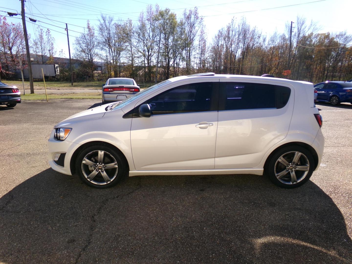 2015 White Diamond Pearl /Black Chevrolet Sonic RS Auto 5-Door (1G1JG6SB7F4) with an 1.4L L4 DOHC 24V TURBO engine, 6A transmission, located at 401 First NE, Bearden, AR, 71720, (870) 687-3414, 33.726528, -92.611519 - Photo#1