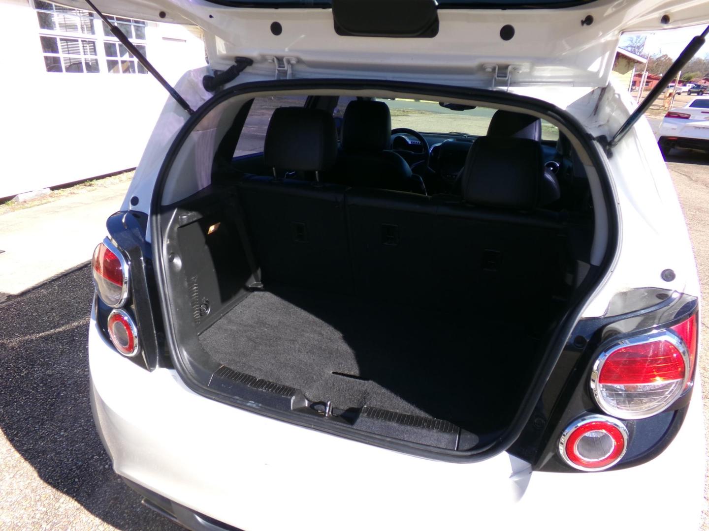 2015 White Diamond Pearl /Black Chevrolet Sonic RS Auto 5-Door (1G1JG6SB7F4) with an 1.4L L4 DOHC 24V TURBO engine, 6A transmission, located at 401 First NE, Bearden, AR, 71720, (870) 687-3414, 33.726528, -92.611519 - Photo#4